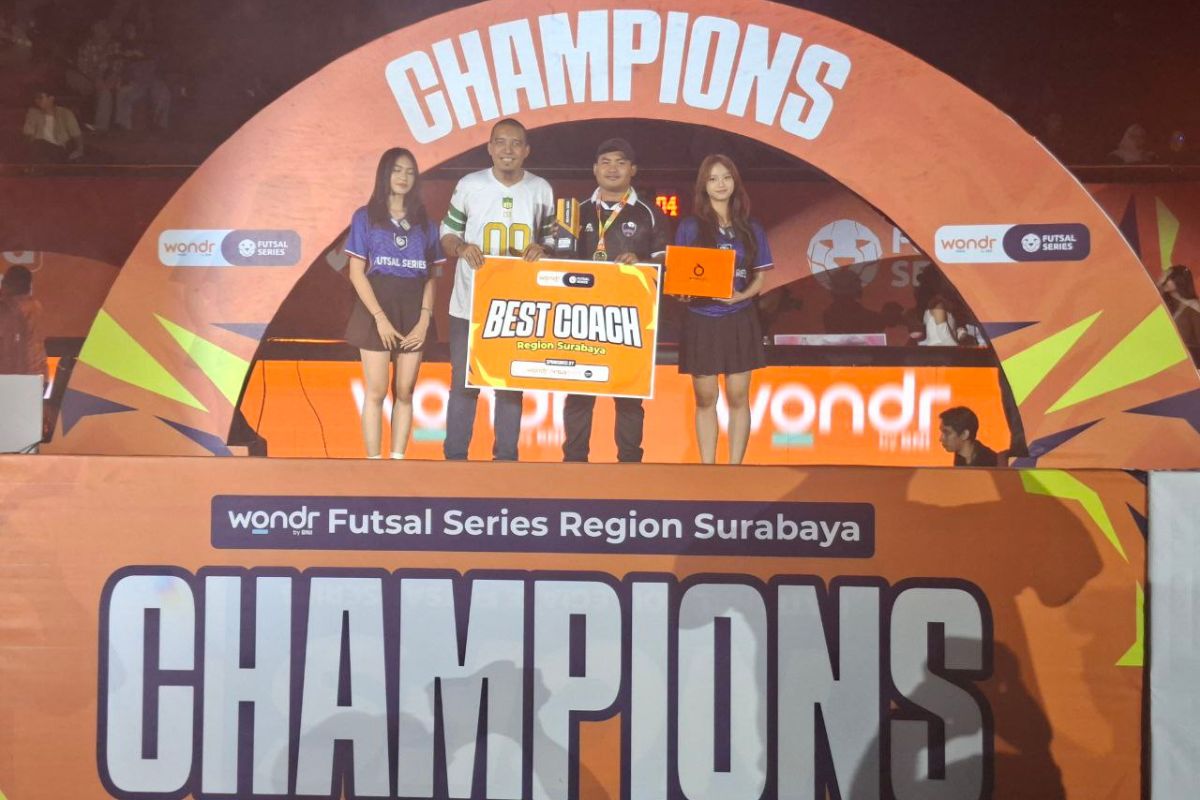 Pelatih SMKN 2 Surabaya Ary Ichsan Pradana dinobatkan jadi pelatih terbaik di wondr Futsal Series Surabaya 2025. (Moch. Rizky Pratama Putra/JawaPos.com) - Image