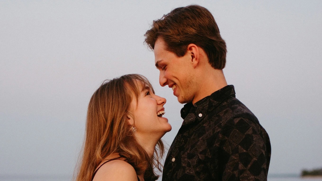 Ilustrasi pria menunjukkan kasih sayang lewat perhatian kecil yang tulus kepada pasangannya, tanda cinta yang sesungguhnya./ (Your Tango) - Image