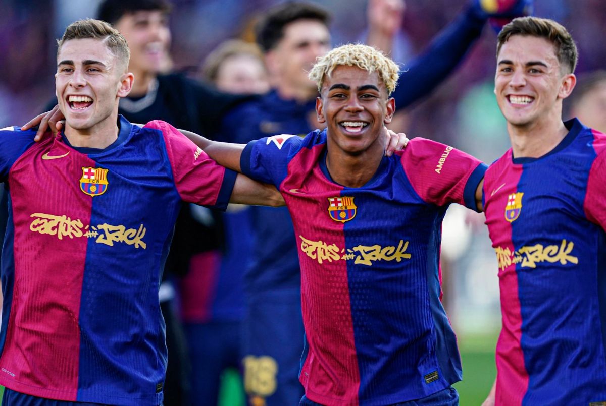 Trio La Masia, Fermin Lopez, Lamine Yamal, dan Gavi. (IMAGO/Pressinphoto) - Image