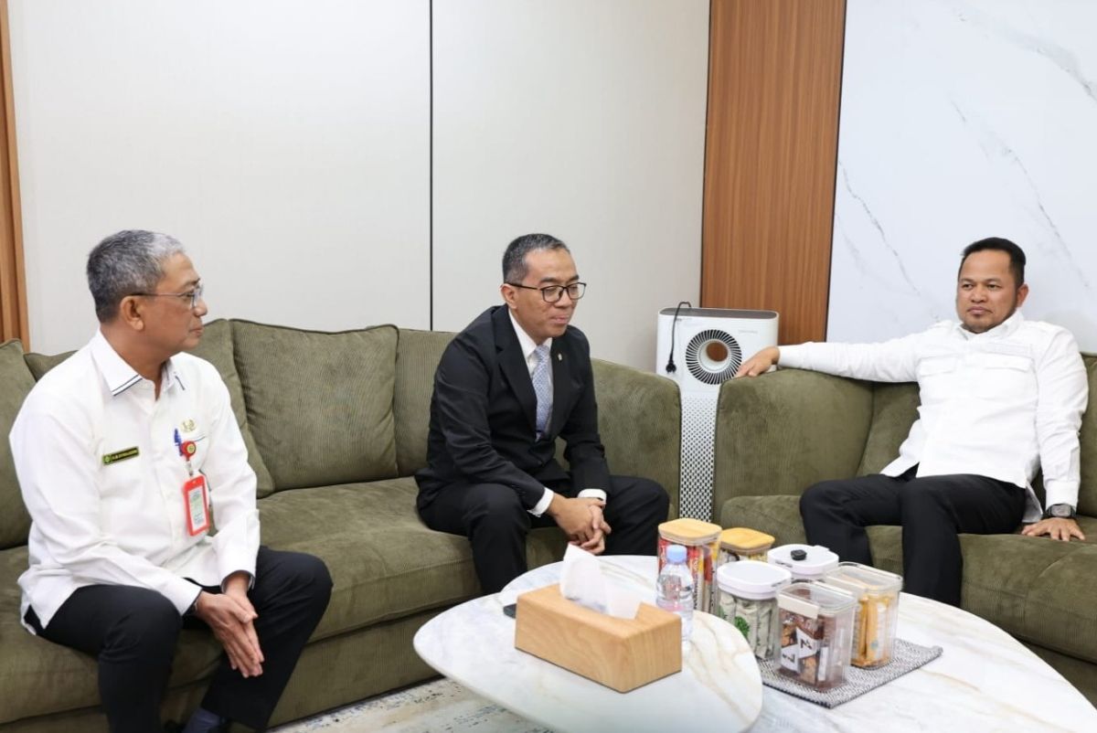 Menteri Pendidikan Tinggi Sains dan Teknologi (Mendiktisaintek) Brian Yuliarto (tengah) menerima Gubernur Kalimantan Timur Rudy Mas - Image