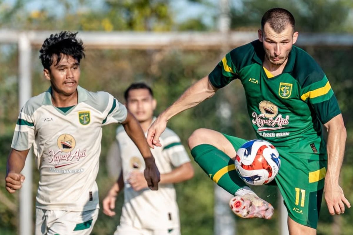 Mihailo Perovic diharapkan jadi pengganti Flavio Silva jadi mesin gol Persebaya Surabaya di Super League 2025/2026. (Media Persebaya) - Image