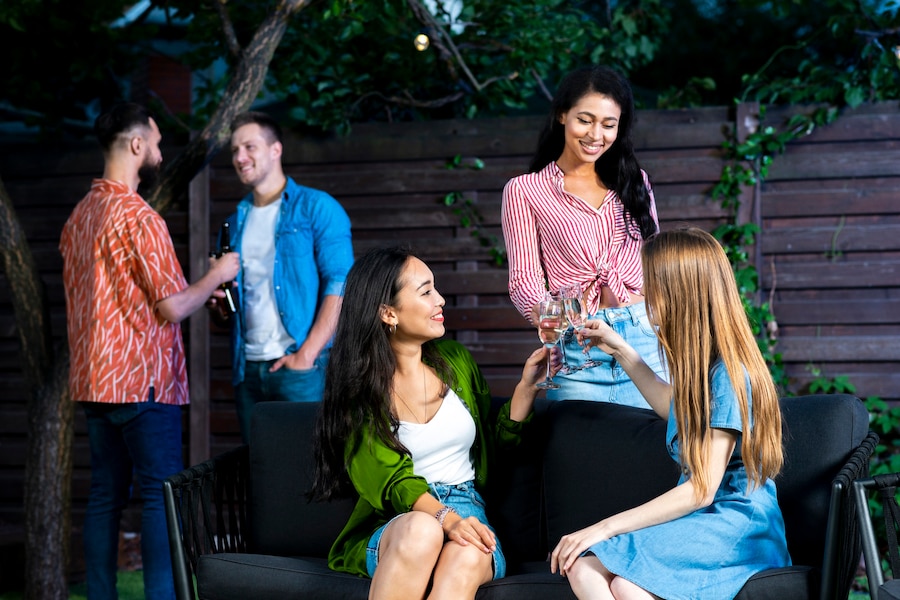 Sekelompok teman yang sedang tertawa bersama, menunjukkan hasil dari upaya satu orang dalam membuat rencana pertemuan. (Freepik) - Image