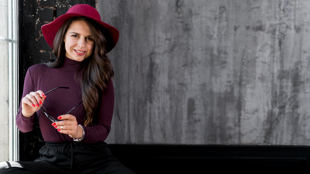 Seorang wanita yang memakai pakaian warna burgundy (Dok. Freepik) - Image