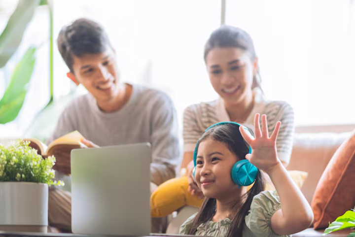 seseorang yang membesarkan anak yang cerdas./Freepik. - Image