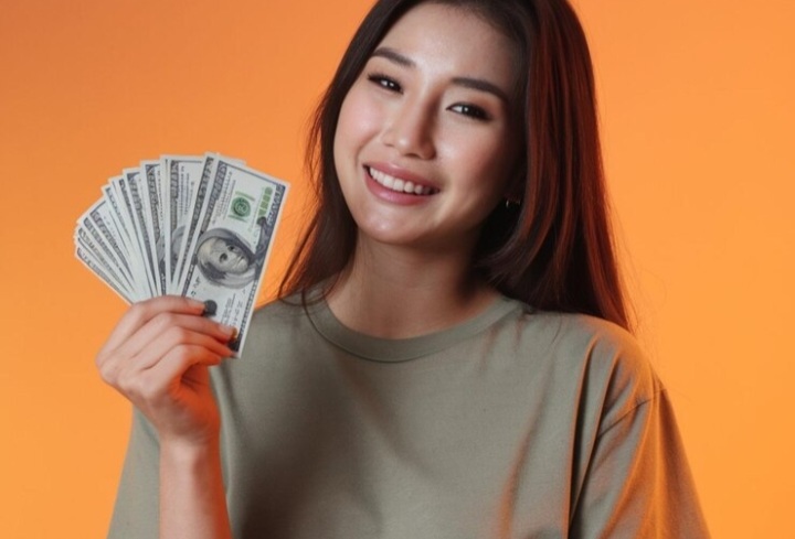 Ilustrasi orang dengan zodiak unggul yang paling dimudahkan dalam urusan keuangan selama 4 - 10 Agustus 2025 ( freepik/ KODHANS1) - Image