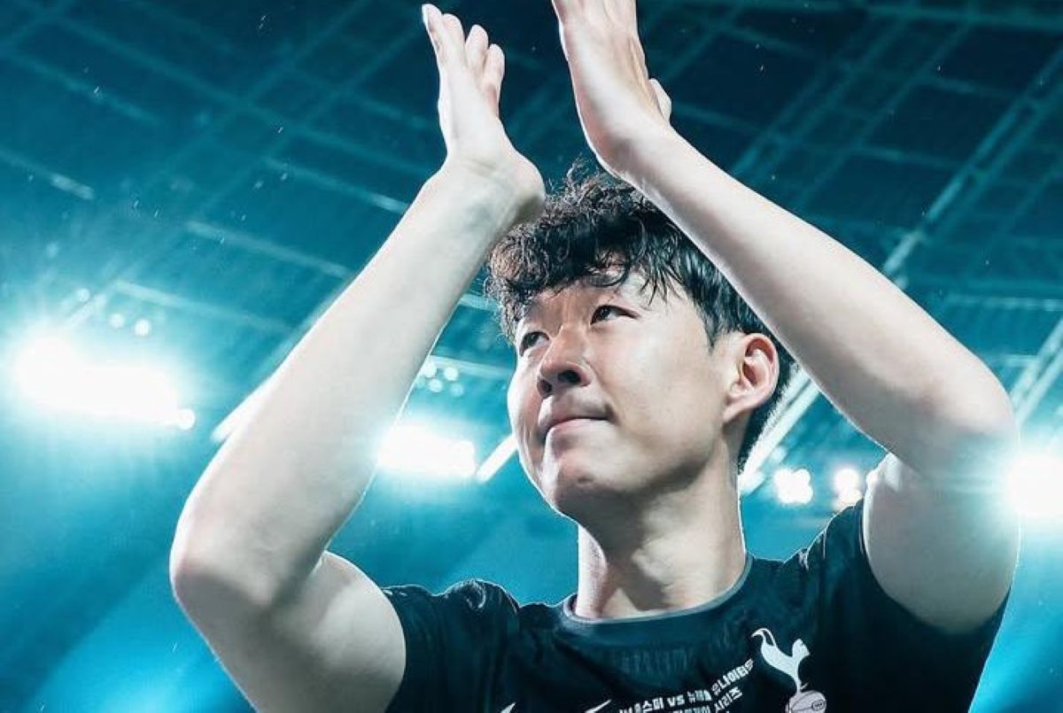 Son Heung-min tak kuasa menahan air mata saat berpamitan dalam laga terakhirnya bersama Tottenham di Seoul. (@spursofficial) - Image