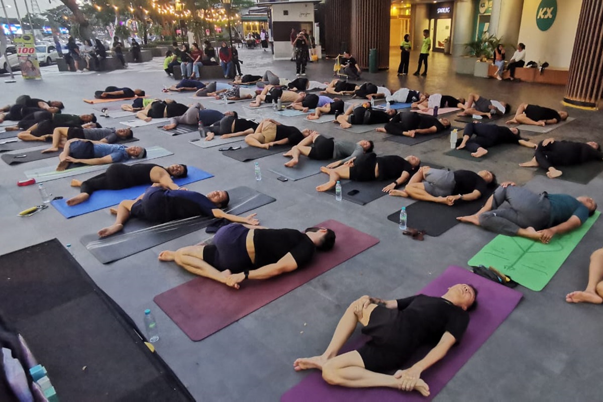 Sekitar 100 pria dari berbagai profesi berkumpul di halaman terbuka Komplek Spazio Surabaya, Senin (4/8), mengikuti yoga khusus pria. - Image