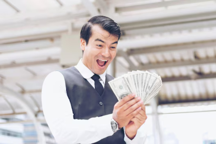 seseorang yang disuntik kekayaan oleh dewa uang./Freepik - Image