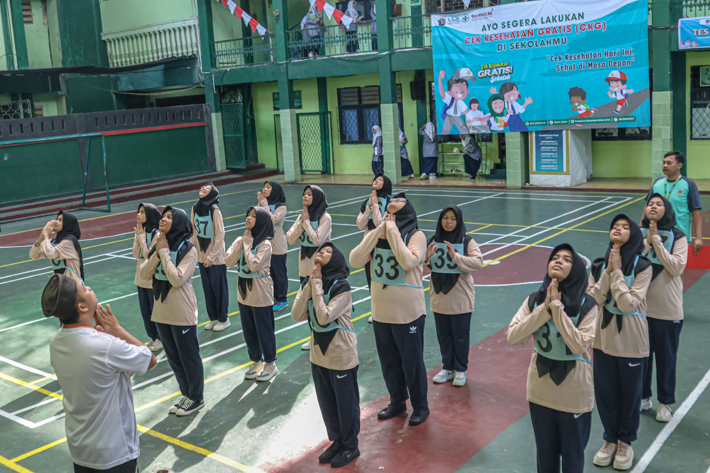 Ilustrasi: Sejumlah siswa mengikuti pemeriksaan kebugaran di Pondok Pesantren Assidiqiyah, Jakarta, Senin (04/08/2025). (Hanung Hambara/Jawa Pos) - Image