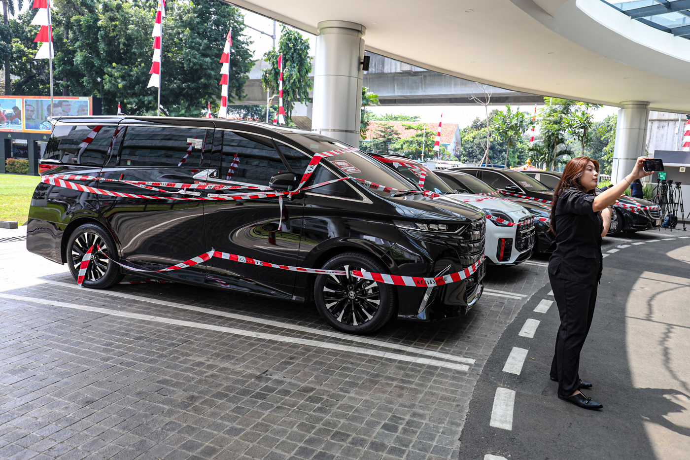 Kendaraan hasil sitaan dugaan korupsi PT Pertamina (persero) dengan tersangka Mohammad Riza Chalid (