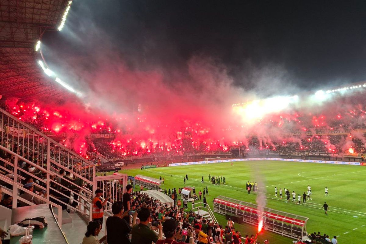 Flare menyala saat laga Persebaya Surabaya jamu PSS Sleman di uji coba pramusim. (Moch. Rizky Pratama Putra/JawaPos.com) - Image