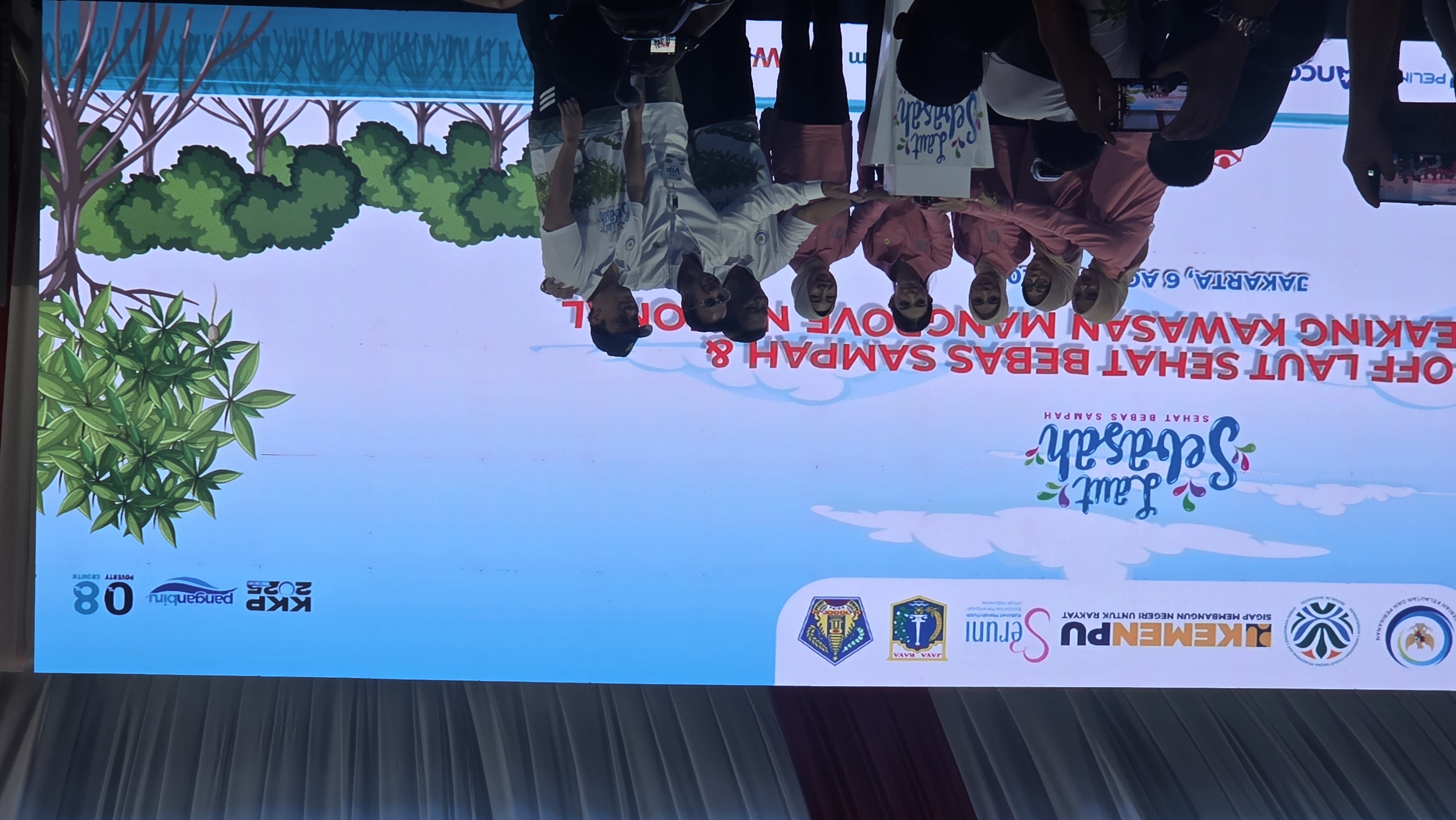 Kick off Laut Sehat Bebas Sampah (Laut Sebasah) dan Groundbreaking Kawasan Mangrove Nasional di kawasan Kamal Muara, Penjaringan, Jakarta Utara, Rabu (6/8). (Nurul Fitriana/JawaPos.com) - Image