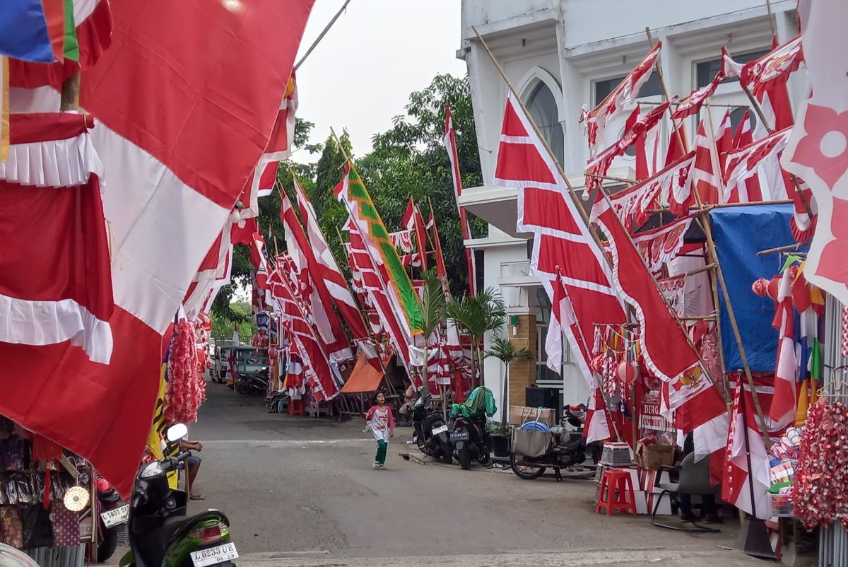 Kampung Bendera di Jalan Darmokali Surabaya, pedang keluhkan penjualan lesu. (Novia Herawati/ JawaPos.com) - Image