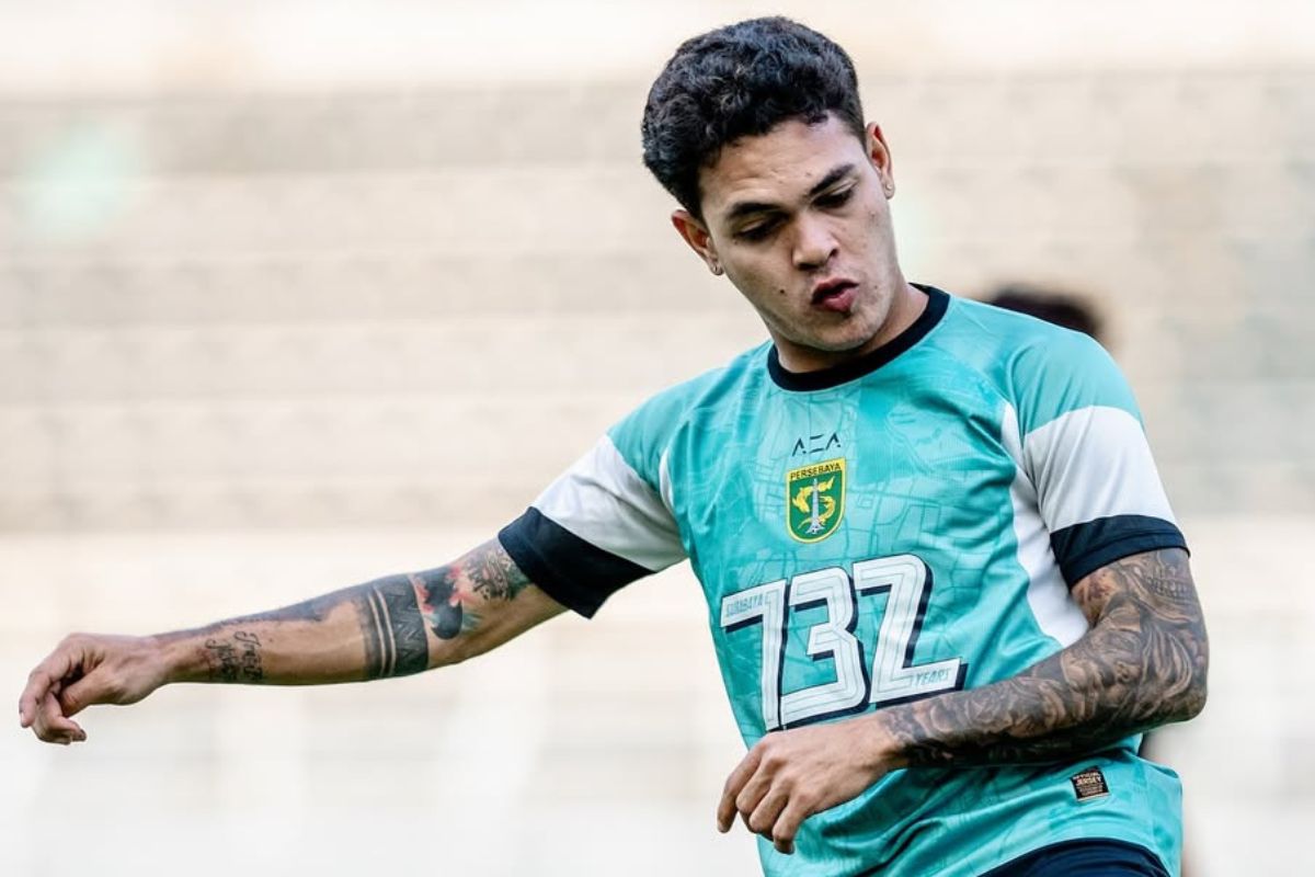 Gali Freitas jadi cadangan di skuad Persebaya Surabaya hadapi PSIM Yogyakarta. (Media Persebaya) - Image