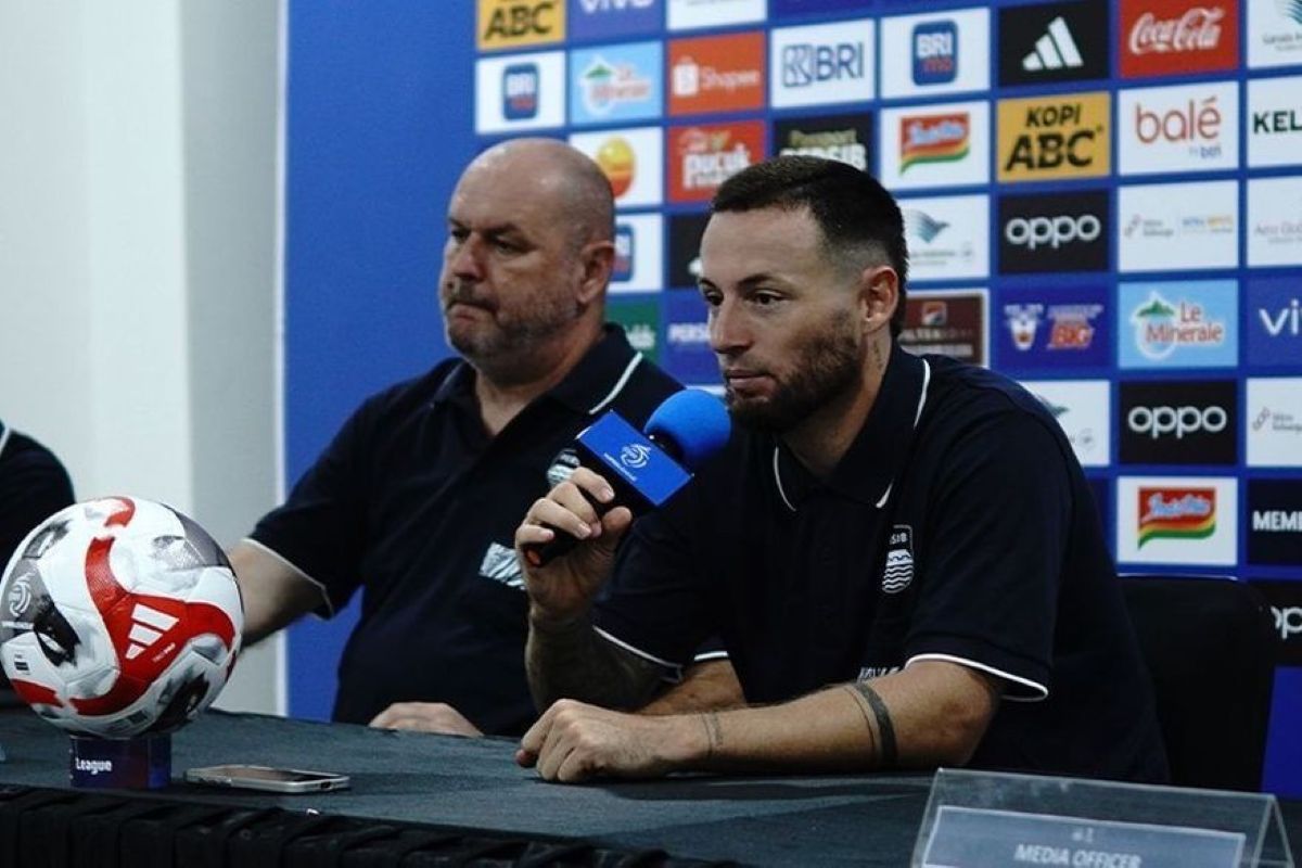 Marc Klok dan Bojan Hodak saat hadiri konferensi pers jelang pertandingan di Super League 2025/2026. (Dok. Persib) - Image