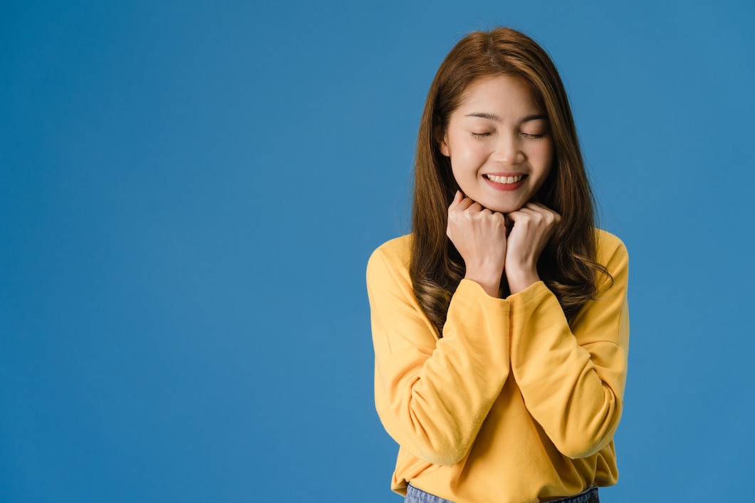 Seorang perempuan tersenyum dengan percaya diri, menunjukkan kekuatan dalam menetapkan batasan pribadi./Freepik - Image