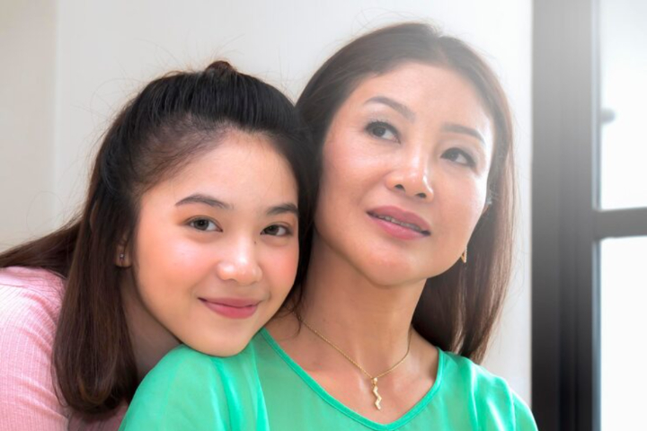 seseorang yang dekat dengan anak yang sudah dewasa. (Freepik/EyeEm) - Image