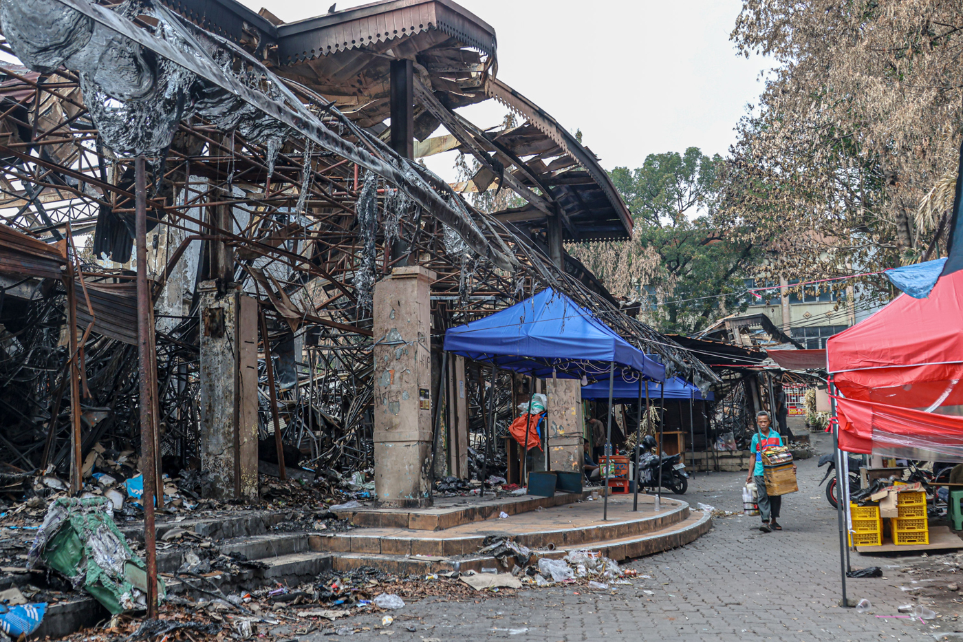 Sejumlah pedagang mengelar lapak kembali di Pasar Taman Puring, Jakarta, Jumat (08/08/2025). (Hanung Hambara/Jawa Pos) - Image