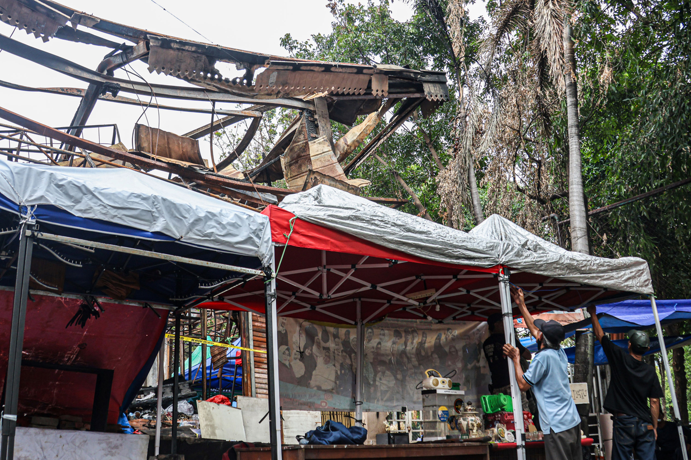 Pedagang, mereka berjualan di sekitar lokasi sambil menunggu kepastian perbaikan.