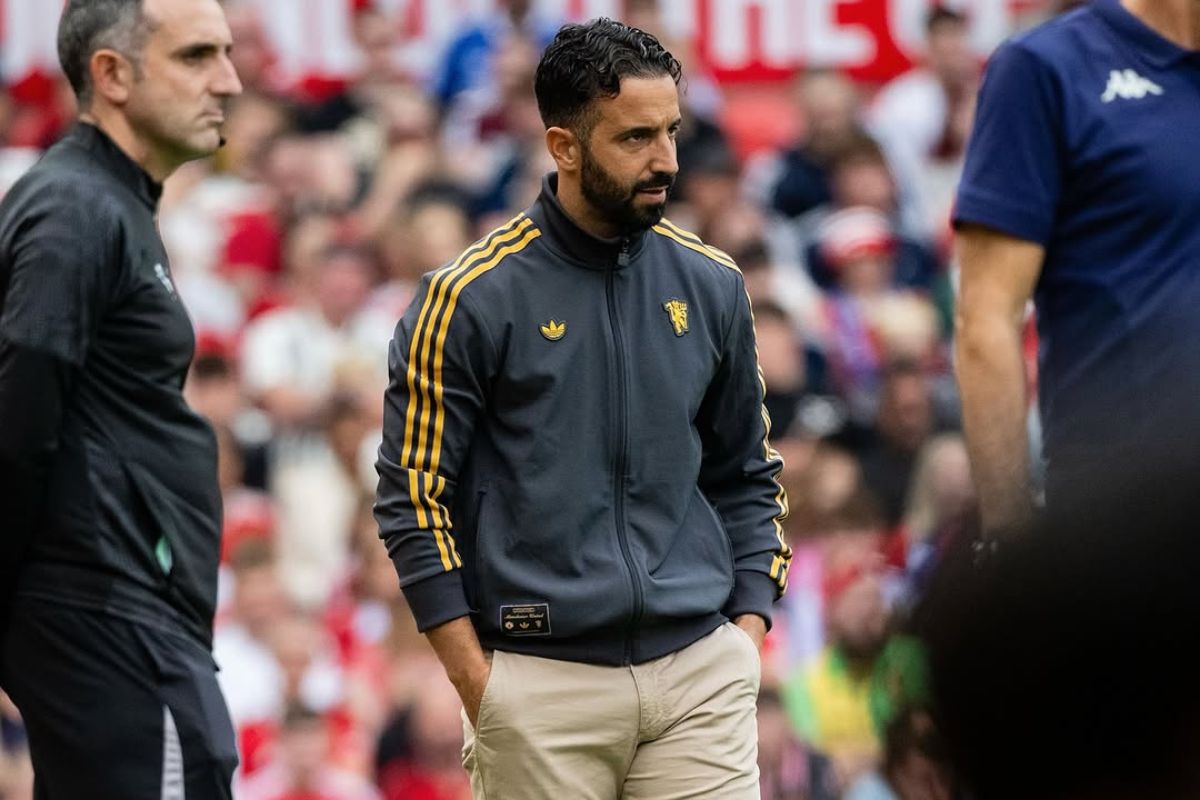 Pelatih Manchester United, Ruben Amorim, memantau jalannya laga uji coba kontra Fiorentina di Old Trafford yang berakhir imbang. (@manchesterunited/Instagram) - Image