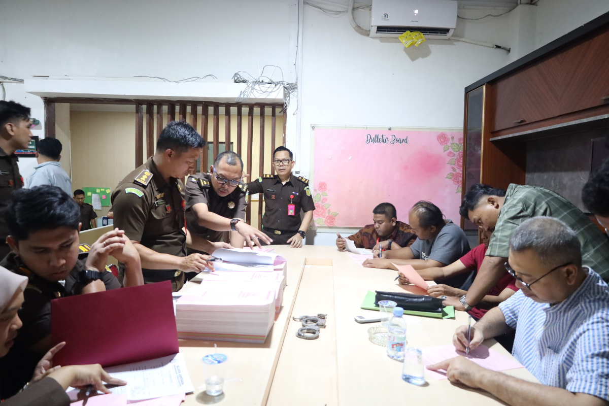 Penyerahan tersangka dan barang bukti tahap II tindak pidana korupsi perkara kegiatan pekerjaan jasa layanan pengangkutan dan pengelolaan sampah di DLH Tangsel tangsel. - Image