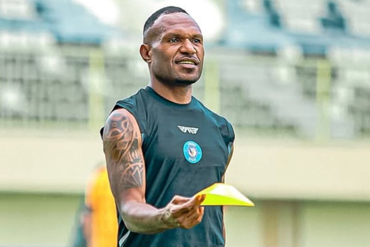 Nelson Alom punya tugas berat pimpin skuad muda PSBS Biak usai ditekuk Arema FC di Kanjuruhan. (Instagram @alom.90) - Image