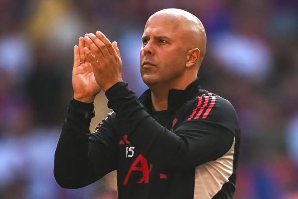 Arne Slot wajib bereskan kekacauan di lini belakang Liverpool jelang bergulirnya Liga Inggris. (Liverpool) - Image