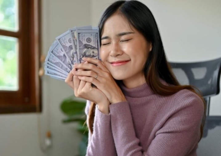 Ilustrasi orang dengan shio yang dalam hitungan hari akan ditimpa rezeki super jumbo, dan setelah momen ini keberuntungannya tidak akan berhenti./ freepik/ thanyakij-12 - Image