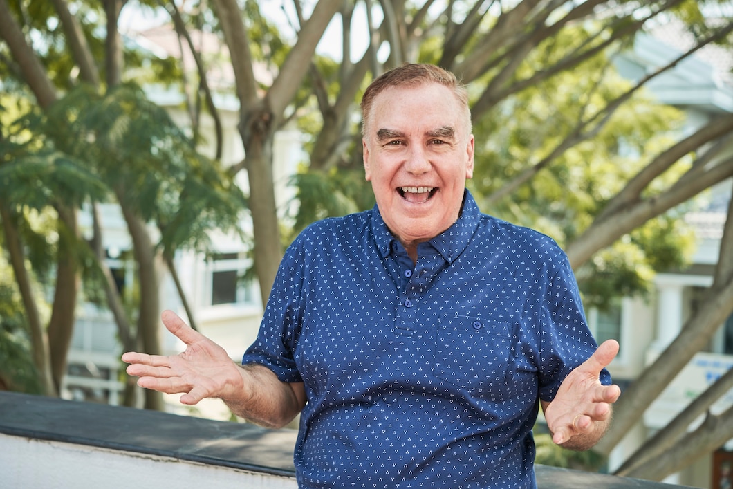 Seorang Boomer tersenyum hangat, menunjukkan kebaikan dan keramahan yang menjadi ciri khas kebiasaan anggun mereka./Freepik - Image