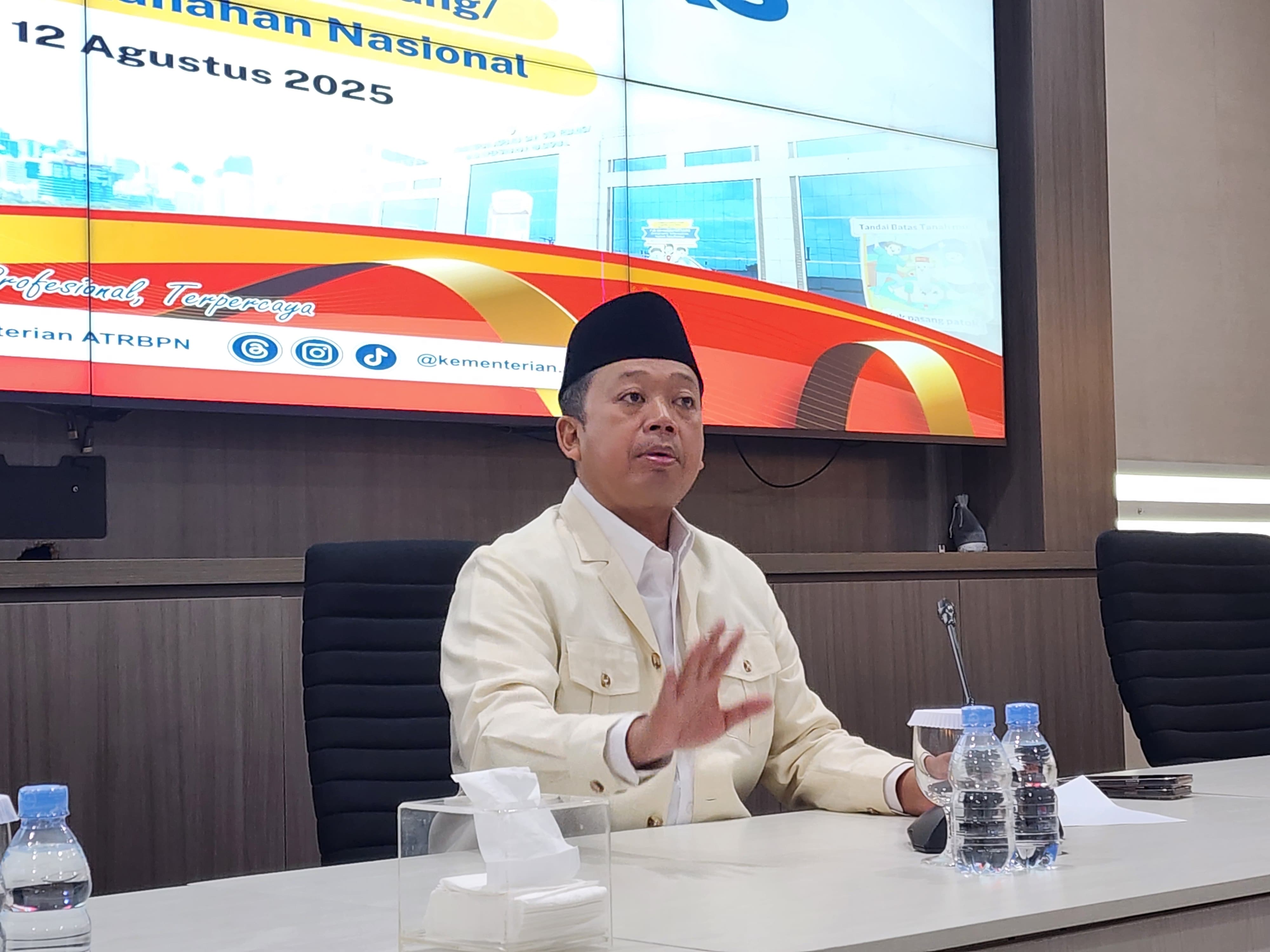 Menteri Agraria dan Tata Ruang (ATR)/Kepala Badan Pertanahan Nasional (BPN), Nusron Wahid saat konferensi pers di kantornya, Selasa (12/8). (Dimas Choirul/JawaPos.com) - Image