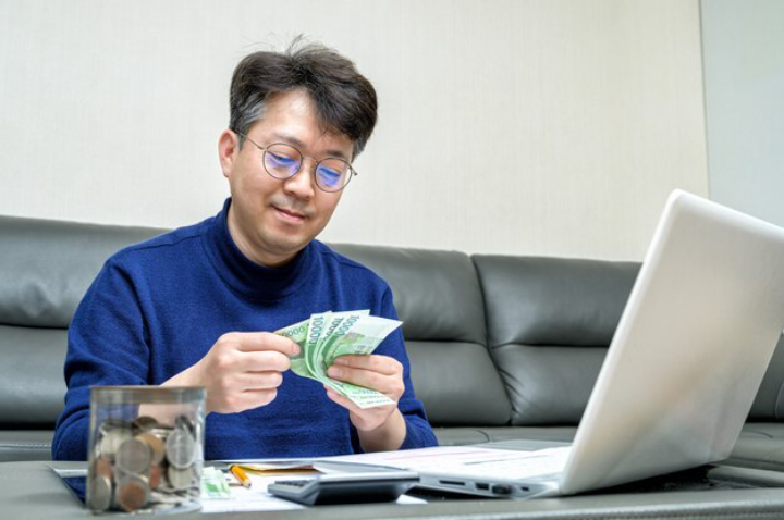 seseorang yang luangnya tak ada habisnya. (Freepik/user7920588) - Image