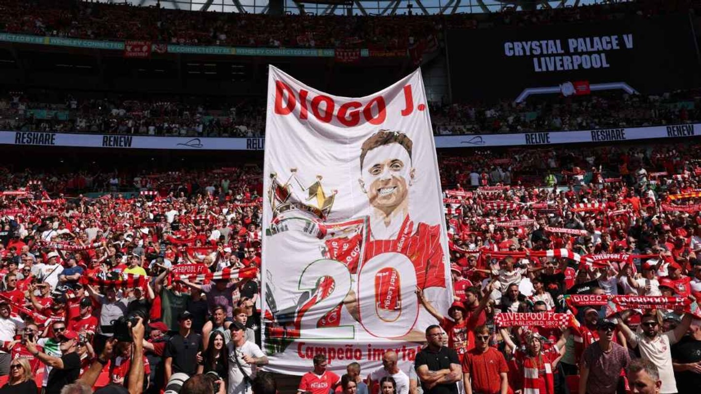 Banner penghormatan untuk Jota dari suporter Liverpool saat laga Community Shield. (Alex Pantling - The FA) - Image
