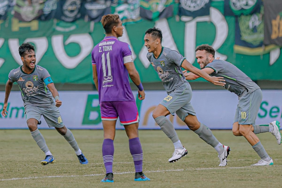 Selebrasi pemain Persebaya Surabaya setelah gol yang dicetak Rizky Ridho ketika menang besar atas tuan rumah Persita. (Media Persebaya) - Image