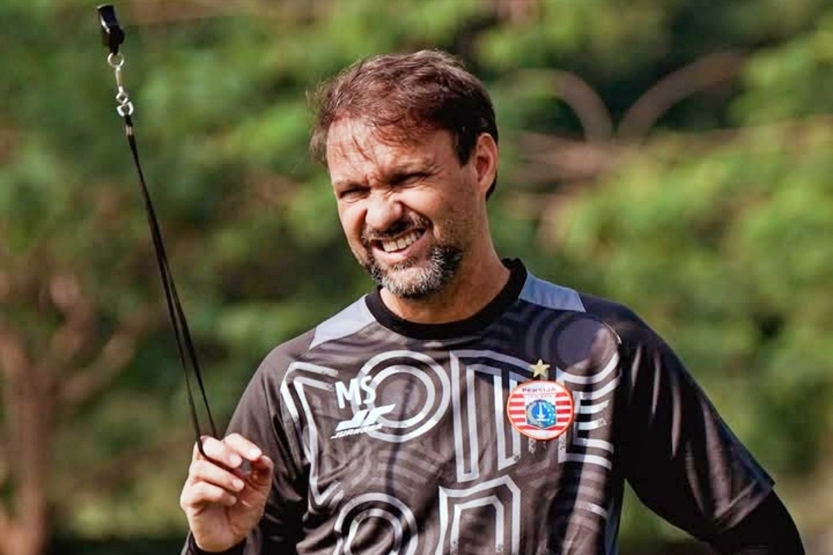 Pelatih Persija, Mauricio Souza, memimpin latihan timnya jelang menghadapi Persis Solo. (Media Persija) - Image