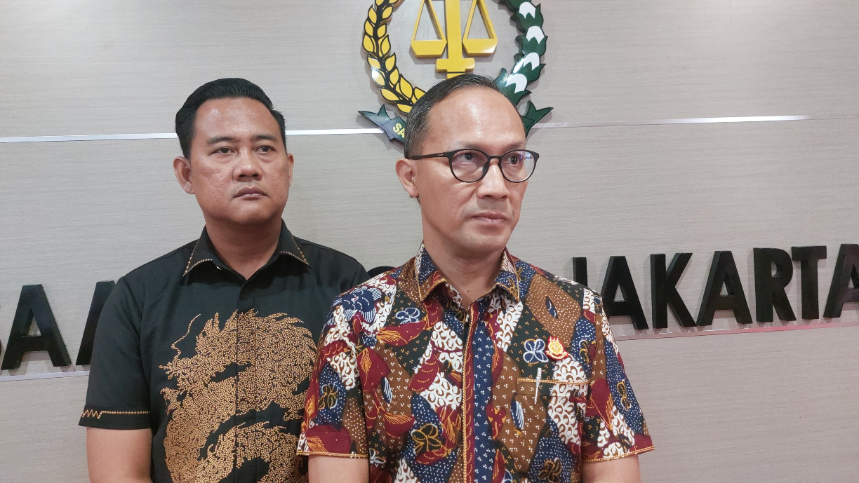 Kepala Kejari Jakarta Barat Hendri Antoro menjelaskan update persidangan gugatan pembatalan perkawinan seorang WNI dengan warga negara Arab Saudi. (Ryandi Zahdomo/JawaPos.com) - Image
