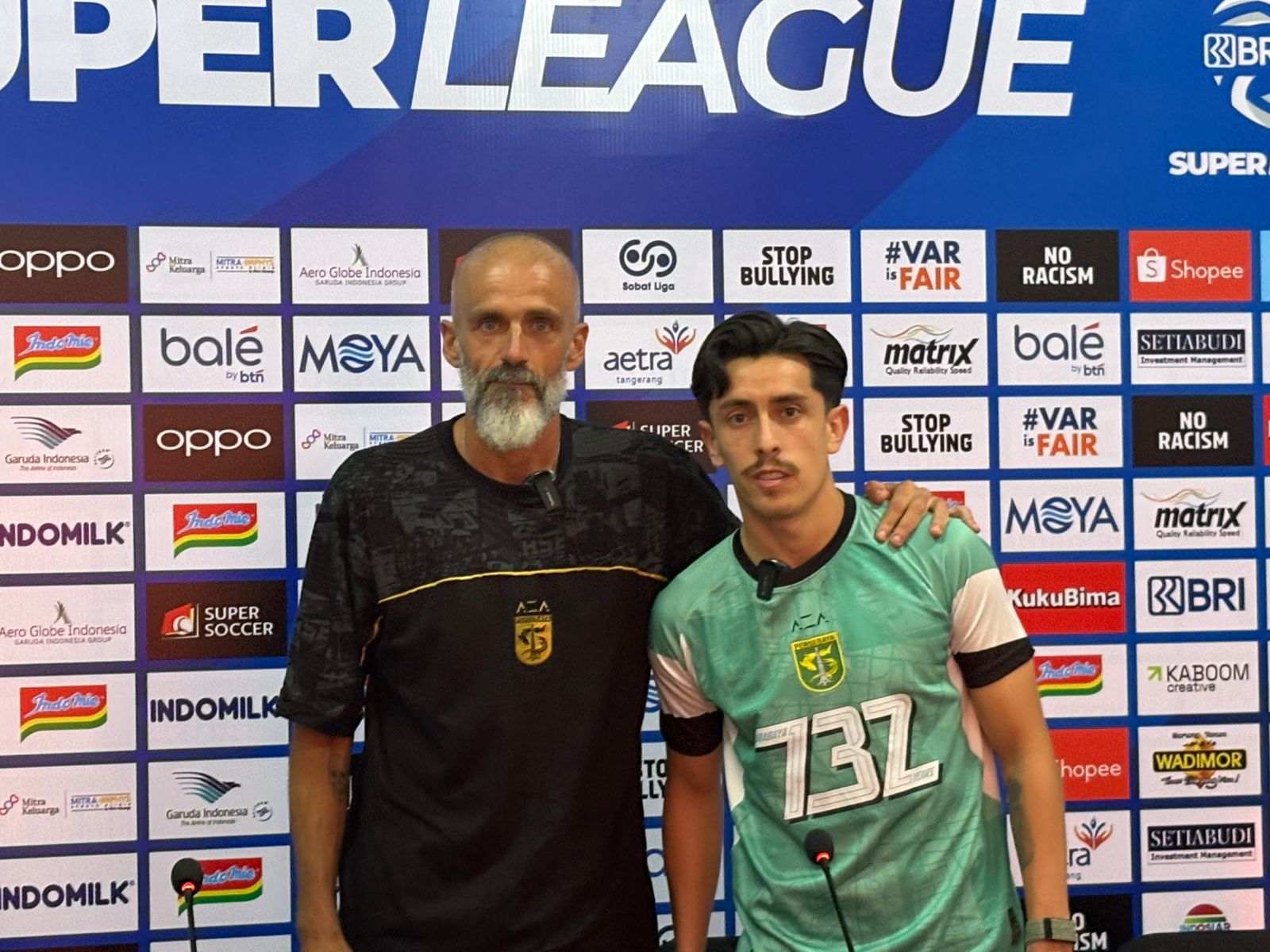 Pelatih Persebaya Surabaya Edu Perez (kiri) dan Rivera siap untuk menghadapi Persuta Tangerang. (Dimas Ramadhan/JawaPos.com) - Image