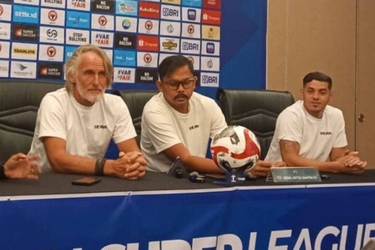 Pelatih Dewa United Jan Olde Riekerink (kiri) dalam jumpa pers jelang laga vs Semen Padang. (Dok. Ileague) - Image