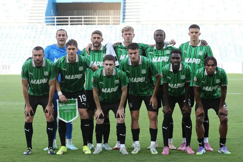 Skuad Sassuolo berfoto sebelum pertandingan Piala Italia melawan Catanzaro di Stadion Mapei pada Jumat (15/8/2025). (Sassuolocalcio.it) - Image