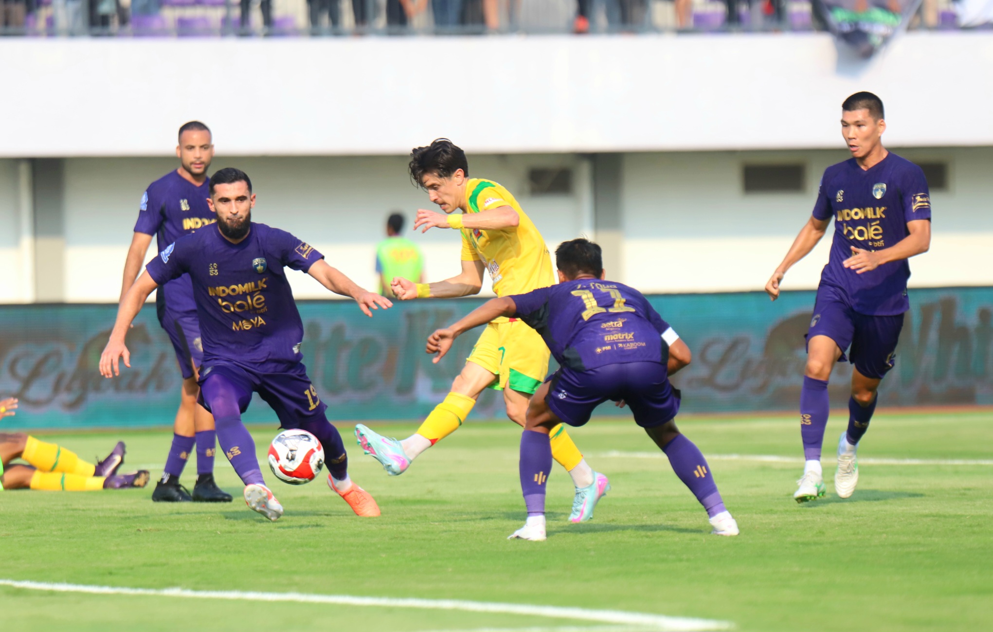 Momen gol dari pemain Persebaya Surabaya Francisco Rivera saat menghadapi Persita Tangerang pada pertandingan Super League pekan kedua di Stadion Indomilk Arena, Tangerang, Banten, Sabtu (16/8/2025).