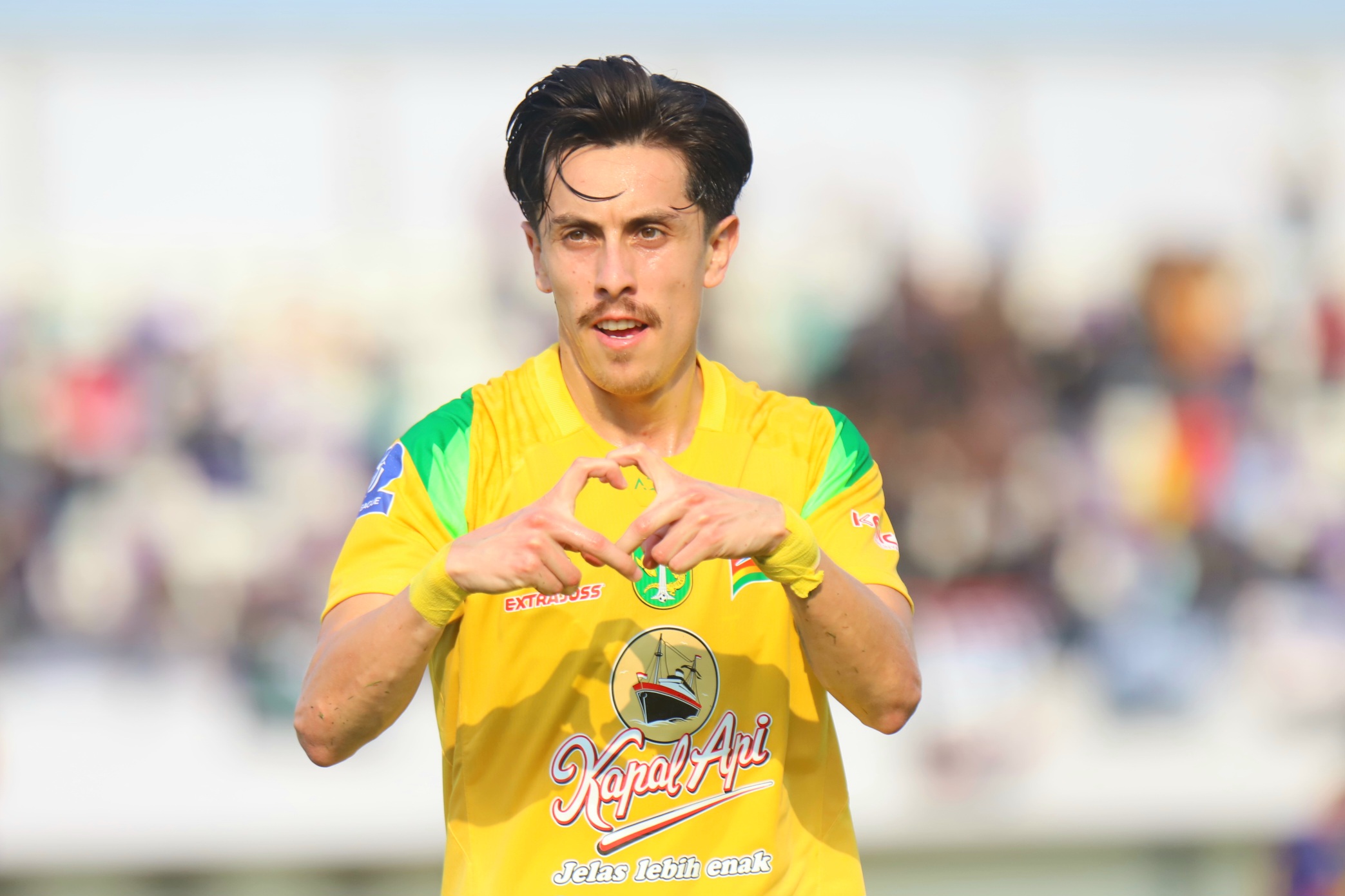 Selebrasi Francisco Rivera usai membobol gawang Persita Tangerang pada pertandingan Super League pekan kedua di Stadion Indomilk Arena, Tangerang, Banten, Sabtu (16/8/2025). (Dery Ridwansah/ Jawa Pos) - Image