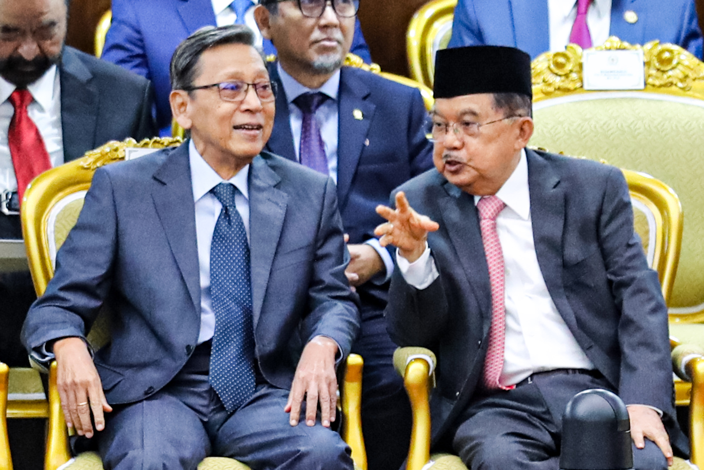 Wapres ke-11 RI Boediono berbincang dengan Wapreske-10 dan ke-12 RI Jusuf Kalla. (Salman Toyibi/ Jawa Pos) - Image