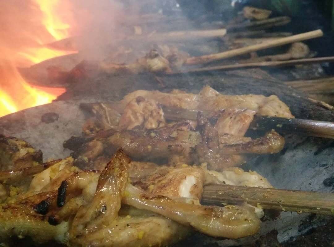Penampakan ayam panggang Magetan yang dipanggang dengan tungku tradisional untuk cita rasa otentik yang tak terlupakan (Instagram/@ayampanggang.busetu) - Image
