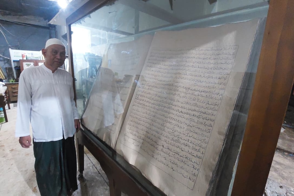 Al-quran jumbo Masjid Jami Matraman, Jakarta Pusat, Kamis (14/8). (Ryandi Zahdomo/Jawapos)