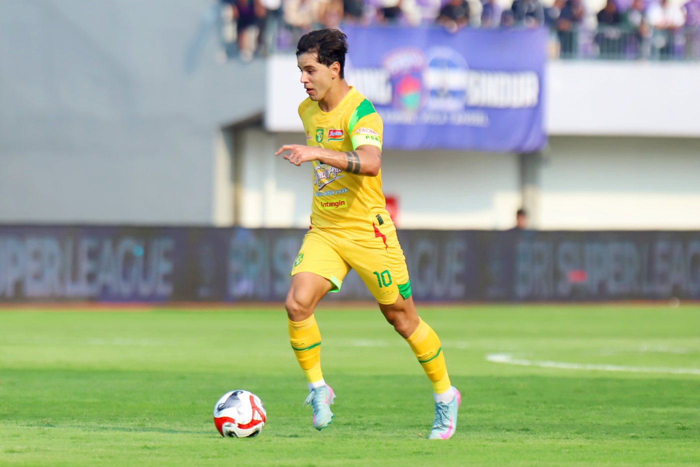 Pesepak bola Persebaya Surabaya Bruno Moreira Soares di kawal oleh para pemain Persita Tangerang pada pertandingan Super League pekan kedua di Stadion Indomilk Arena, Tangerang, Banten, Sabtu (16/8/2025). (Dery Ridwansah/ JawaPos.com) - Image
