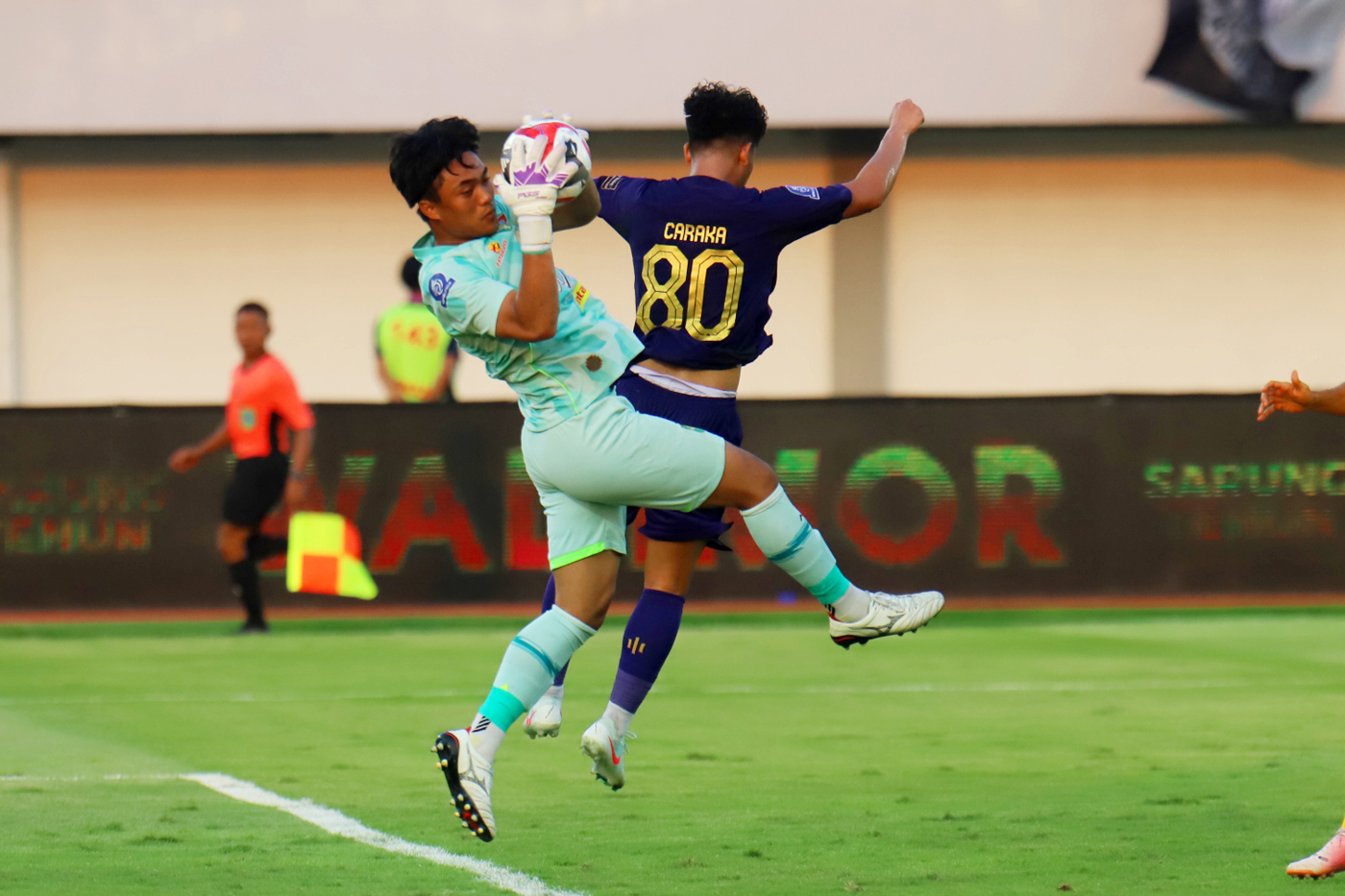 Kiper Persebaya Surabaya Ernando Ari Sutaryadi pada pertandingan Super League pekan kedua di Stadion Indomilk Arena, Tangerang, Banten, Sabtu (16/8/2025). (Dery Ridwansah/ JawaPos.com) - Image