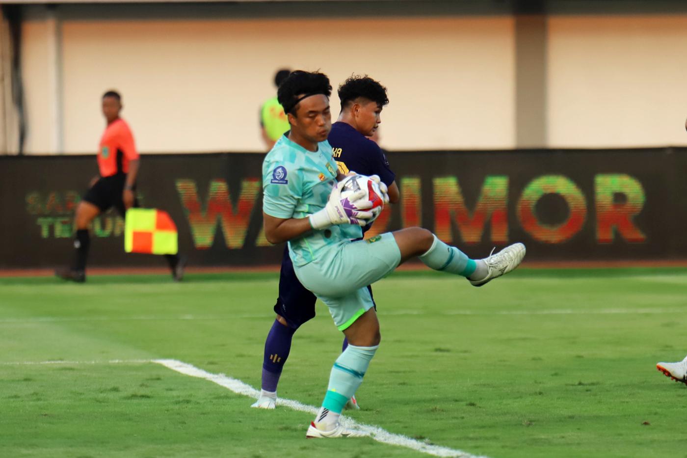 Kiper Persebaya Surabaya Ernando Ari Sutaryadi pada pertandingan Super League pekan kedua di Stadion Indomilk Arena, Tangerang, Banten, Sabtu (16/8/2025). (Dery Ridwansah/ JawaPos.com) - Image