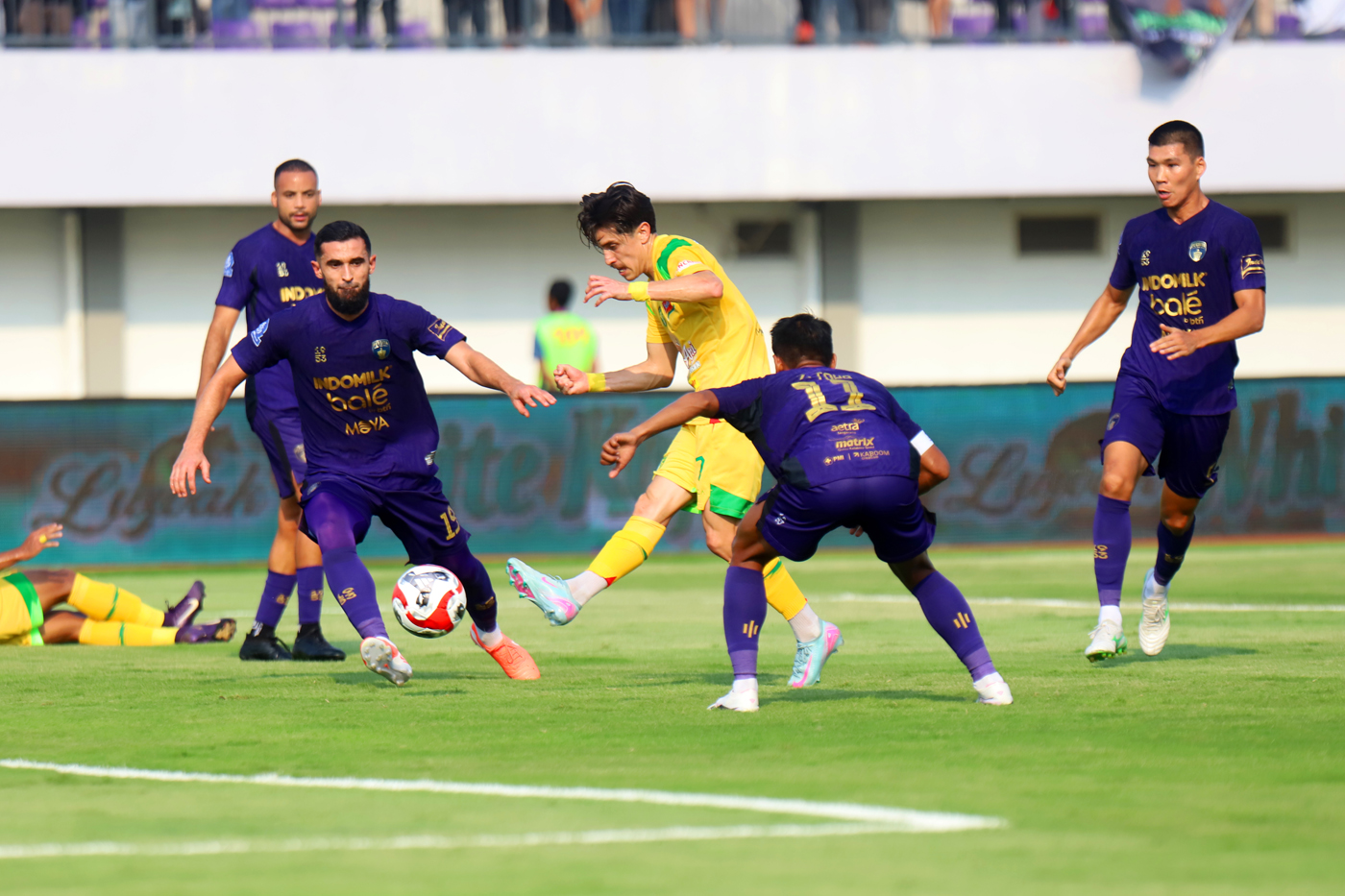 Momen gol dari pemain Persebaya Surabaya Francisco Rivera saat menghadapi Persita Tangerang pada pertandingan Super League pekan kedua di Stadion Indomilk Arena, Tangerang, Banten, Sabtu (16/8/2025). (Dery Ridwansah/ JawaPos.com) - Image