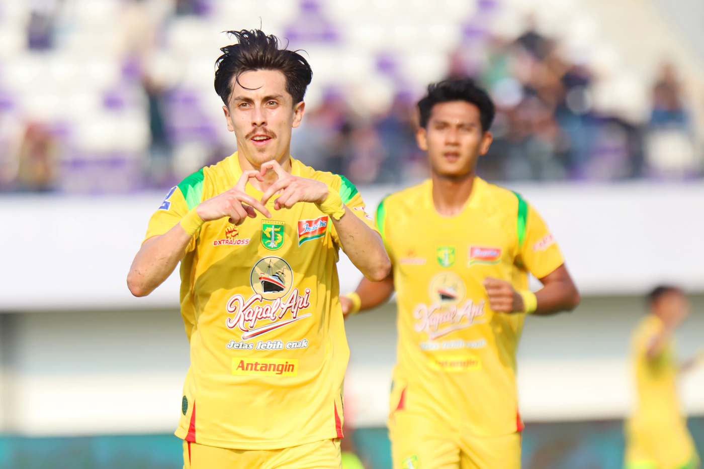 Selebrasi Francisco Rivera usai membobol gawang Persita Tangerang pada pertandingan Super League. (Dery Ridwansah/JawaPos.com) - Image
