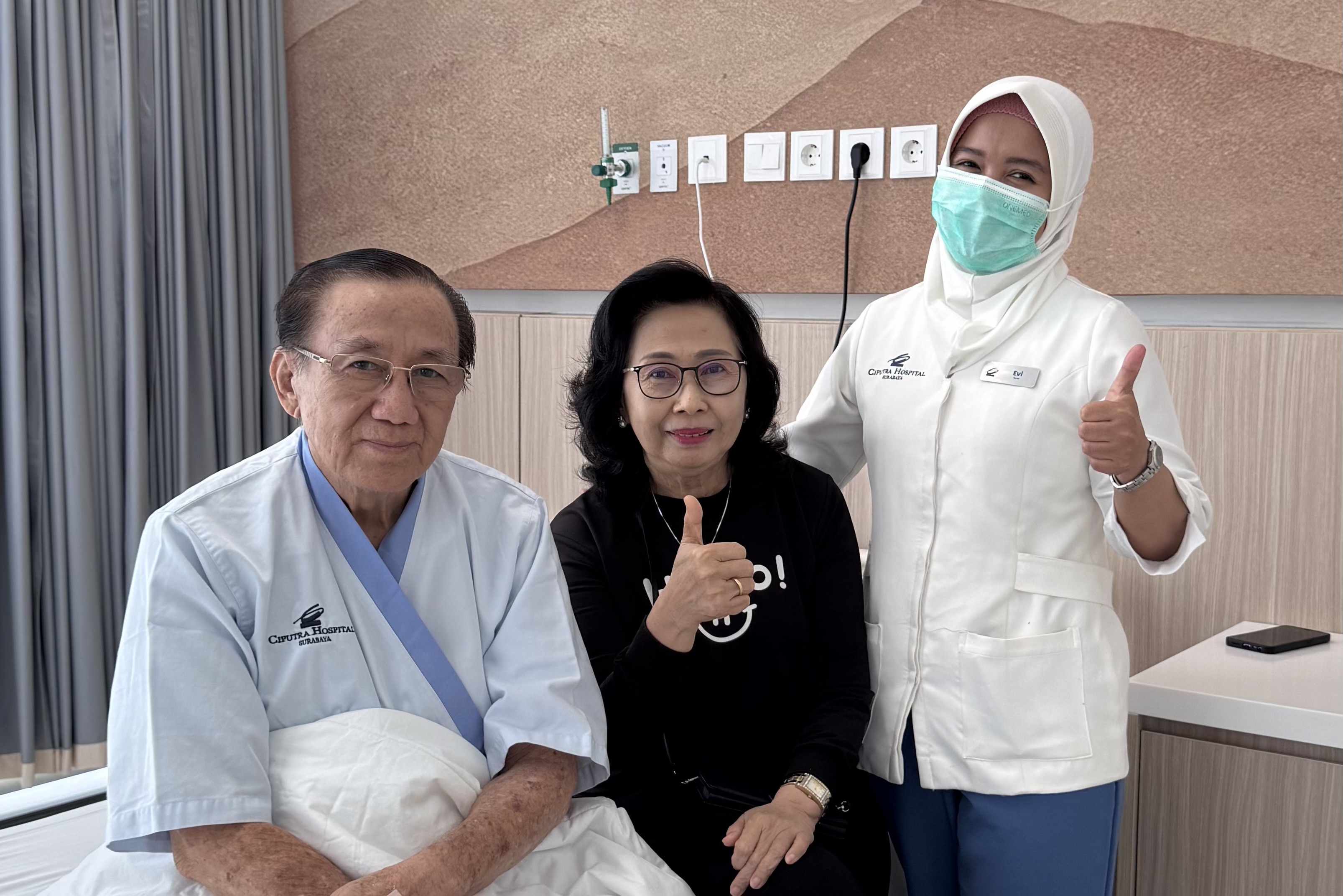 Djoni (kiri) bersama sang istri dan perawat di Ciputra Hospital, Surabaya.