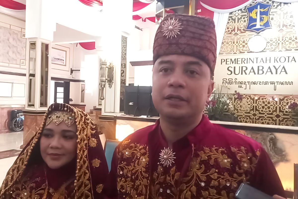 Wali Kota Surabaya Eri Cahyadi menanggapi surat edaran Bapenda soal imbauan restoran dan swayalan pasang CCTV. (Novia Herawati/ JawaPos.com) - Image